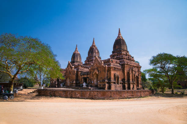 templo paya thone zu en bagan, myanmar. - pagoda bagan tourism paya fotografías e imágenes de stock