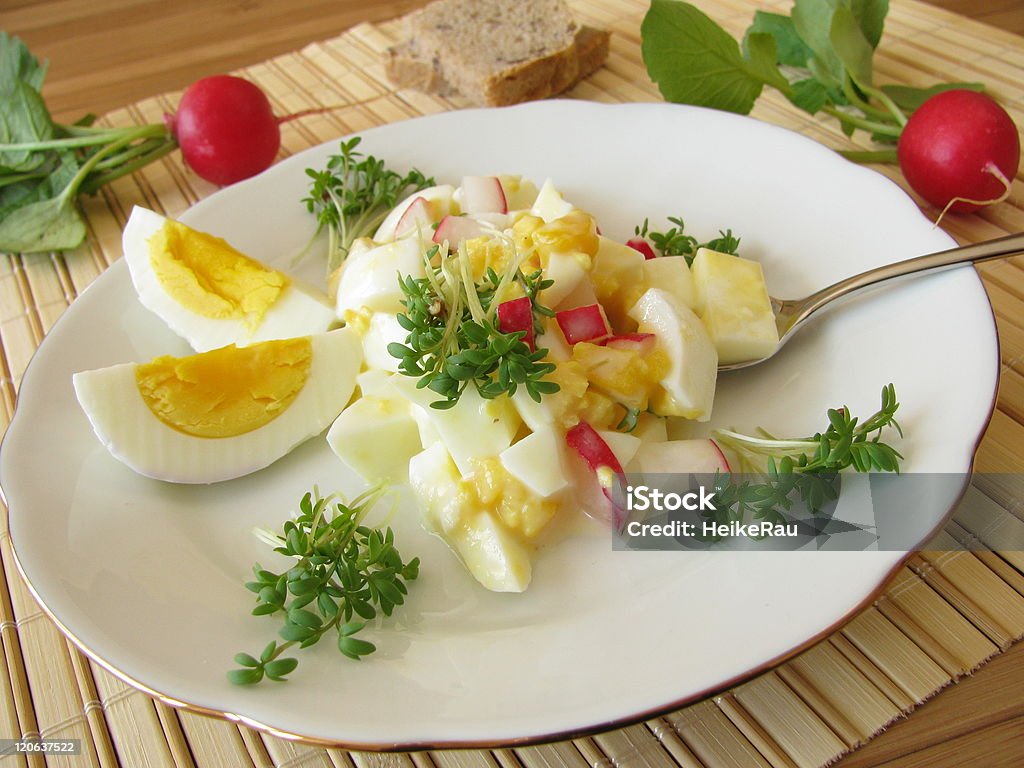 Œufs et une salade de radis et Cresson - Photo de Betterave dorée libre de droits