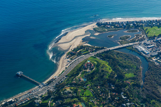 Widok z lotu ptaka wysoko nad plażą Malibu CA i malibu lagoon state beach – zdjęcie