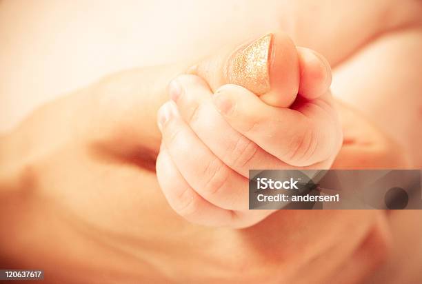 Baby Hand Halten Mutter Finger Stockfoto und mehr Bilder von Alleinerzieherin - Alleinerzieherin, Baby, Berühren