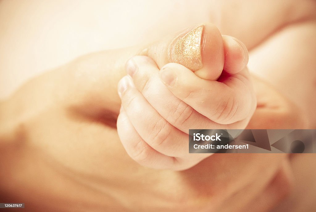 Mão do bebê com a mãe dedo - Foto de stock de Adulto royalty-free