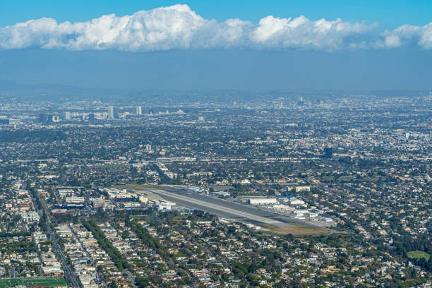 Widok z lotu ptaka wysoko nad Santa Monica z lotniskiem – zdjęcie