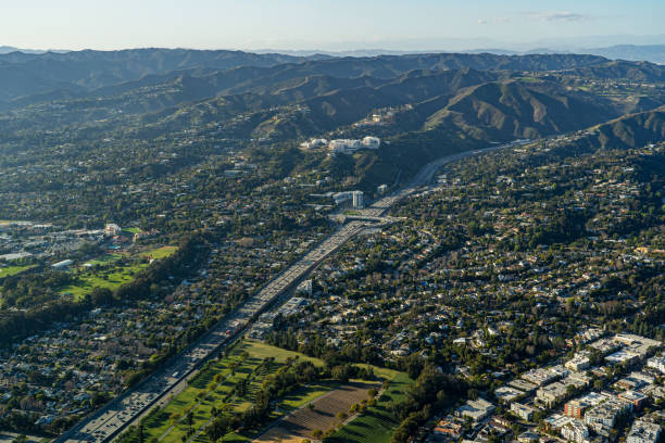 вид с воздуха в ысоко над 405 шоссе в лос-анджелесе глядя на север - getty стоковые фото и изображения