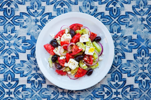 ギリシャのサラダ。新鮮な野菜、フェタチーズ、ブラックオリーブ。トップビュー。 - 地中海料理 ストックフォトと画像