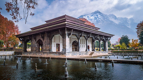 Edificio mughal Patrimonio con snoe cubierto montañas Zabarwan en el fondo durante el otoño en Shalimar Bagh Jardín mughal de Cachemira photo