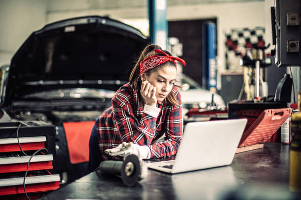 hermosa mujer mecánica con portátil. - adult manual worker automobile industry transportation fotografías e imágenes de stock