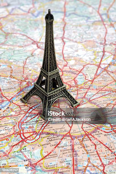 Torre Eiffel Statua Su Una Mappa Di Parigi - Fotografie stock e altre immagini di Capitali internazionali - Capitali internazionali, Carta geografica, Composizione verticale