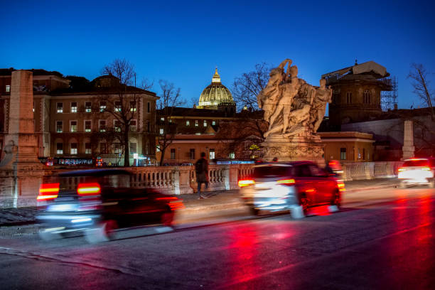 wieczorne światła i lampy samochodowe oświetlają most vittorio emanuele ii w rzymie. - cupola people rome lazio zdjęcia i obrazy z banku zdjęć