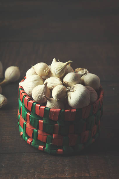 aglio di spicchio singolo tradizionale indiano nel cestino - garlic freshness isolated vegetarian food foto e immagini stock