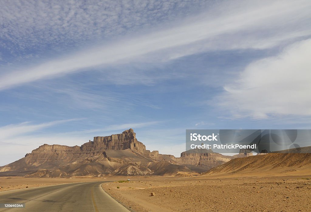 砂漠のハイウェイ、アカクス（Acacus )山々、サハラ、リビア - リビア - 北アフリカのロイヤリティフリーストックフォト