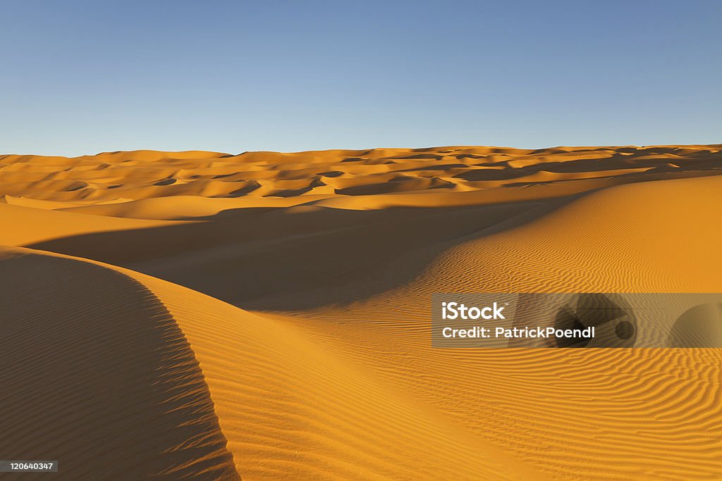 どこまでも続くアウバリ砂海、サハラ砂漠リビア - アウバリ地方のロイヤリティフリーストックフォト