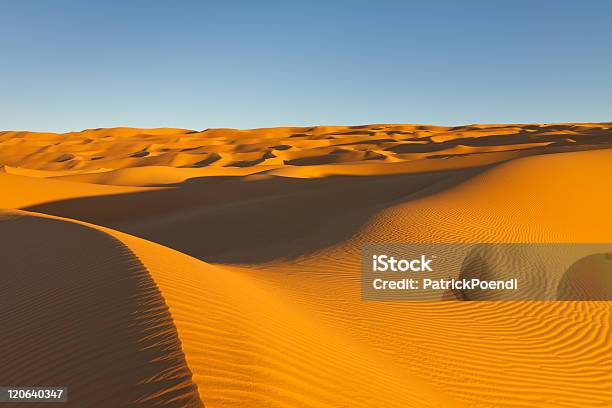 どこまでも続くアウバリ砂海サハラ砂漠リビア - アウバリ地方のストックフォトや画像を多数ご用意 - アウバリ地方, アウバリ砂海, アフリカ