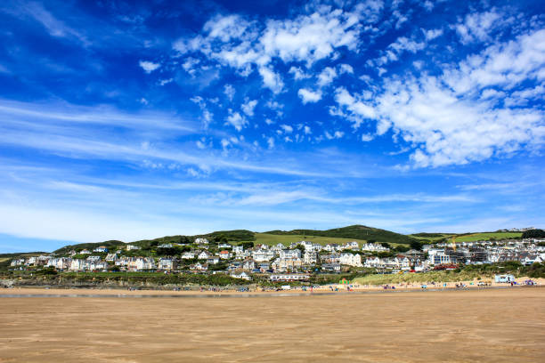 una spiaggia vuota a woolacombe, devon, inghilterra - turismo / vacanza - woolacombe foto e immagini stock