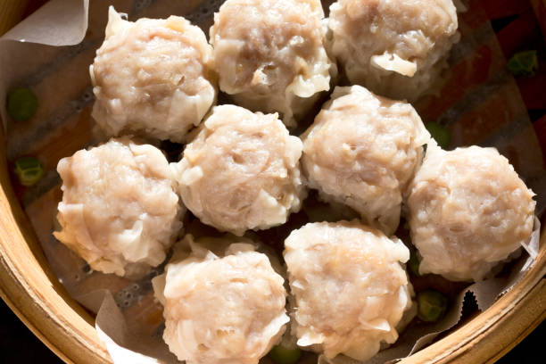 chino dim sum shumai(siomai,shaomai) - cocina china al vapor groumet. - shumai fotografías e imágenes de stock