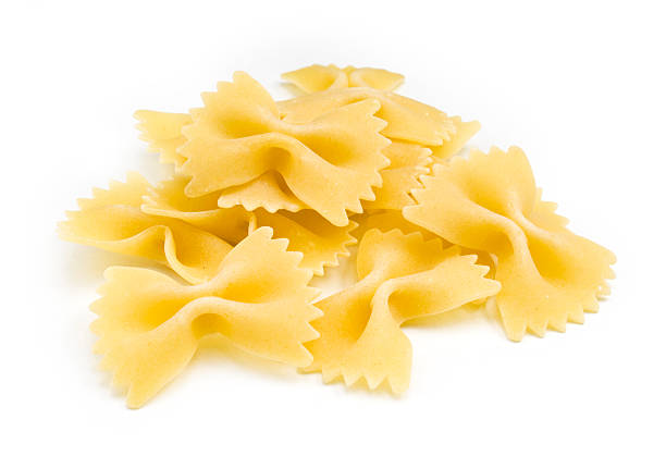 Pâtes Farfalle sur blanc - Photo