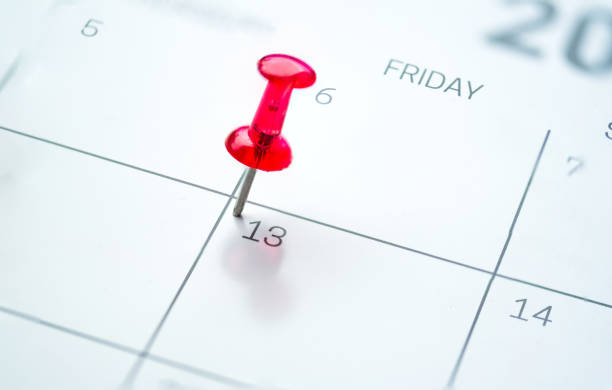 roter push-pin im kalender - calendar calendar date reminder thumbtack stock-fotos und bilder