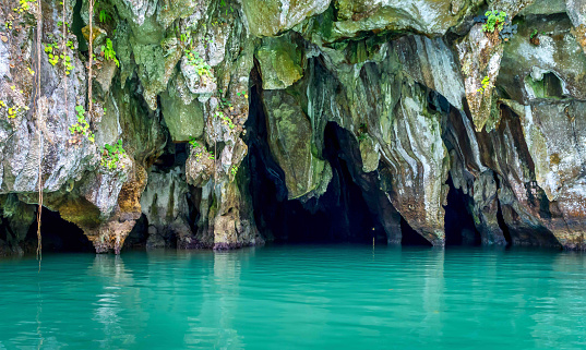 entrada subterránea a la cueva del río photo