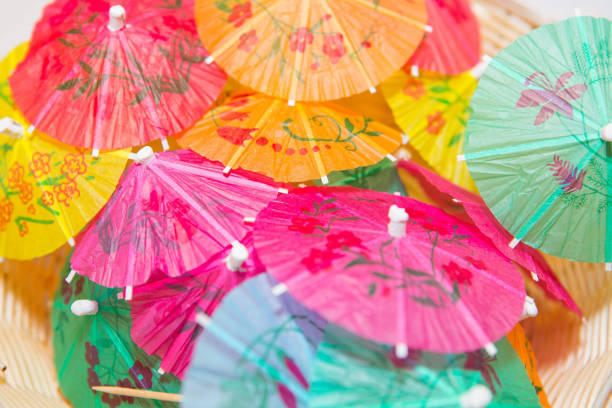 sombrillas de cóctel - drink umbrella umbrella cocktail pink fotografías e imágenes de stock