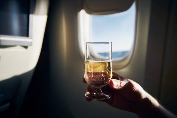 飛行中のスパークリングワインのグラス - flute solo ストックフォトと画像
