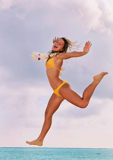 jolie fille en bikini de saut - vertical single flower women teenager photos et images de collection