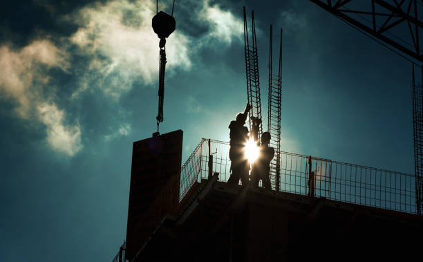 budowlańcy na szczycie budynku. - blue construction construction site crane zdjęcia i obrazy z banku zdjęć