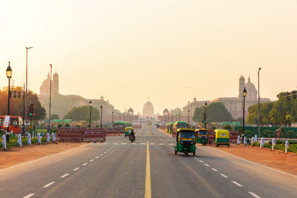 trânsito ao pôr do sol em nova deli, tuc carros tuc na estrada para a residência presidencial - rajpath - fotografias e filmes do acervo