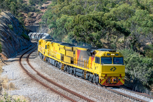 aurizon getreidezug steigt in adelaide hills ab - land vehicle rail freight locomotive australia stock-fotos und bilder