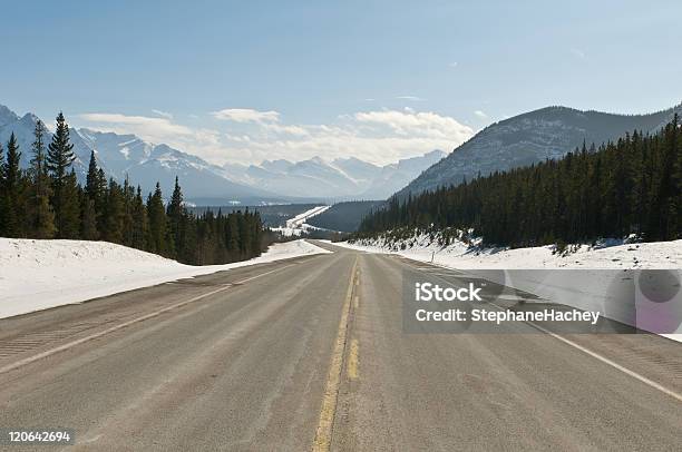 Strada Curva In Montagne Rocciose Canadesi - Fotografie stock e altre immagini di Alberta - Alberta, Ambientazione esterna, Ambiente