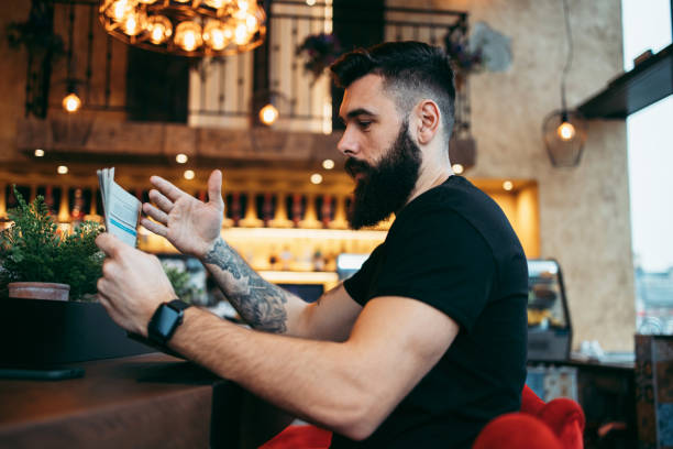 hombre sentado en el bar del café - hotel newspaper coffee reading fotografías e imágenes de stock