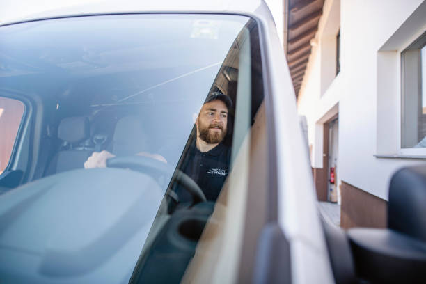 conductor de entrega de gig barbudo joven listo para partir - depart fotografías e imágenes de stock