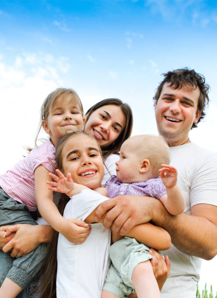 familia alegre y feliz en el campo de trigo - familia con tres hijos fotografías e imágenes de stock