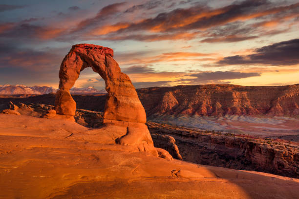 見事な空の下で夕日で繊細なアーチ - arches national park 写真 ストックフォトと画像