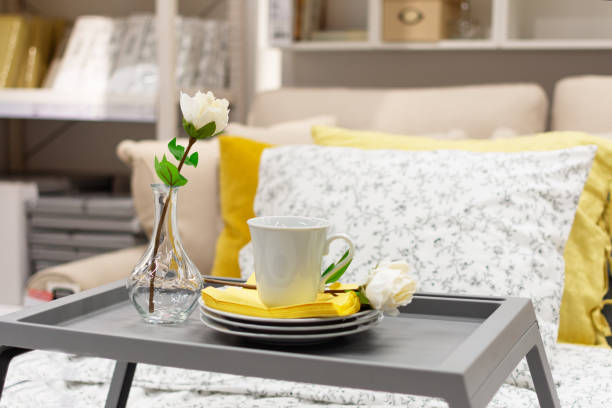 vassoio grigio con caffè e fiori, arredamento interno sul letto. colazione romantica nel concetto di bed. - english breakfast tea foto e immagini stock