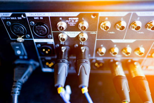la connexion de ligne de la musique amplifient l’instrument de mélangeur - sound computer cable electric plug amplifier photos et images de collection