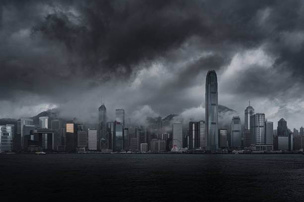 nuvole spesse e nebbia trasudano edifici a hong kong - global warming smog city pollution foto e immagini stock
