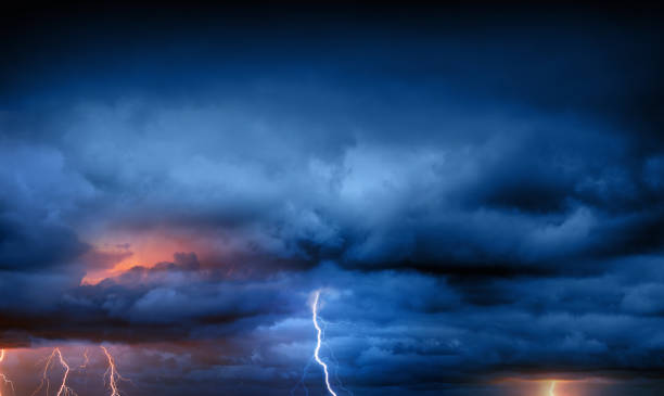 fulmine durante la tempesta estiva - storm cloud sky dramatic sky rain foto e immagini stock