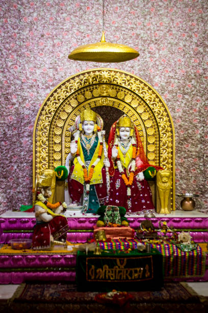 ヒンズー教の神々スリ・ラマとシタの偶像 - rama ストックフォトと画像