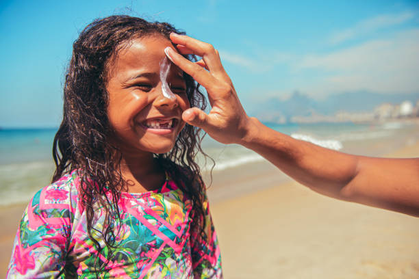 在沙灘上自信的沖孩的肖像 - 防曬油 個照片及圖片檔