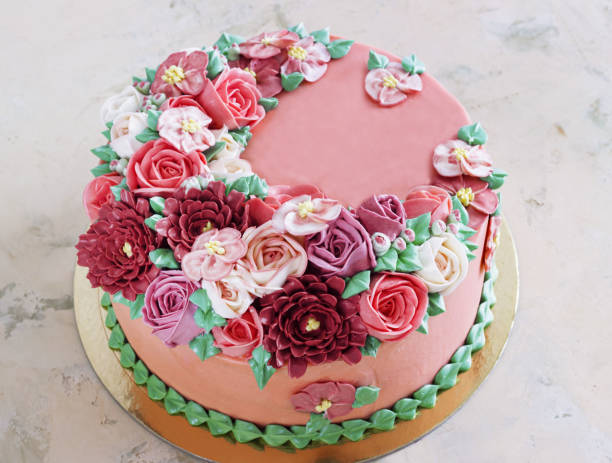 pastel festivo brillante con flores brillantes hechas de crema, un pastel de bodas, para una mujer. - pastel de primera comunión fotografías e imágenes de stock