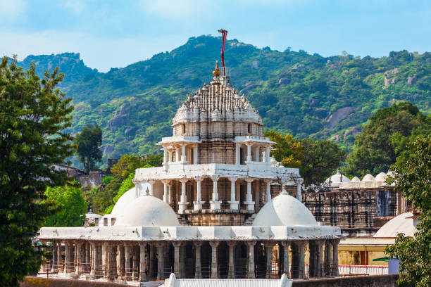 dilwara or delvada temples, mount abu - mountain temple imagens e fotografias de stock