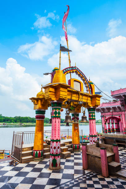 シュリ・ドワルカディーシュまたはドワルカディッシュ寺院 - morning river ganges river varanasi ストックフォトと画像