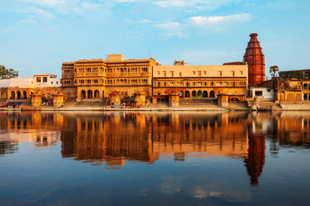 świątynia keshi ghat krishna, vrindavan - india varanasi ganges river temple zdjęcia i obrazy z banku zdjęć