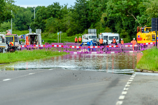 carretera de inundación en Inglaterra bloqueado para emergencias photo