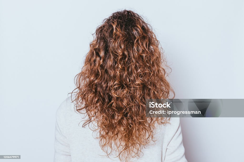 Mái tóc xoăn dài: Mái tóc xoăn dài sẽ giúp bạn trông thật quyến rũ và gợi cảm. Những đường cong quyến rũ sẽ luôn khiến người khác khao khát và ngưỡng mộ. Hãy xem qua hình ảnh liên quan để cảm nhận được sự quyến rũ và đầy sức sống của mái tóc xoăn dài.