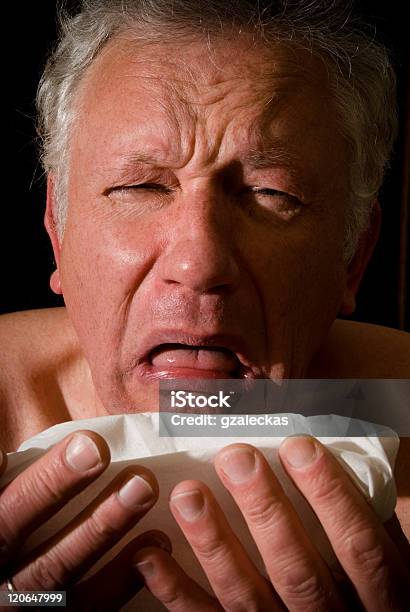 Estornudos Foto de stock y más banco de imágenes de Adulto - Adulto, Afección médica, Alergia
