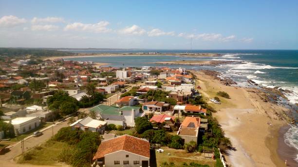 vista aérea de la costa y la ciudad de la paloma - shingle beach fotografías e imágenes de stock