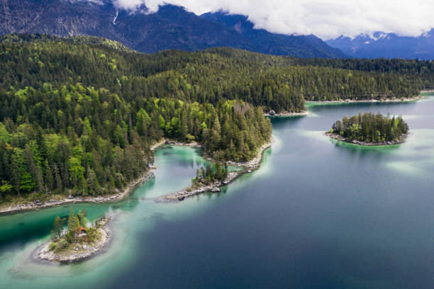 zugspitze & eibsee - zugspitze mountain mountain summer european alps foto e immagini stock