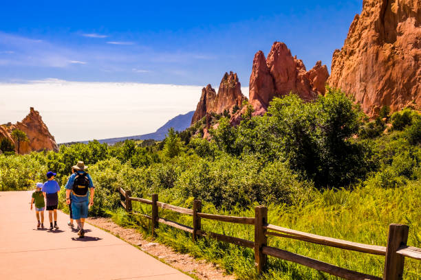 vista del jardín de los dioses en colorado springs, colorado, con la gente - garden of the gods fotografías e imágenes de stock