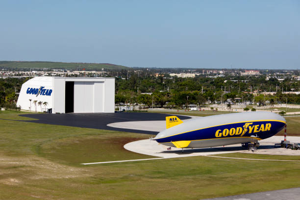 goodyear blimp - goodyear blimp photos et images de collection