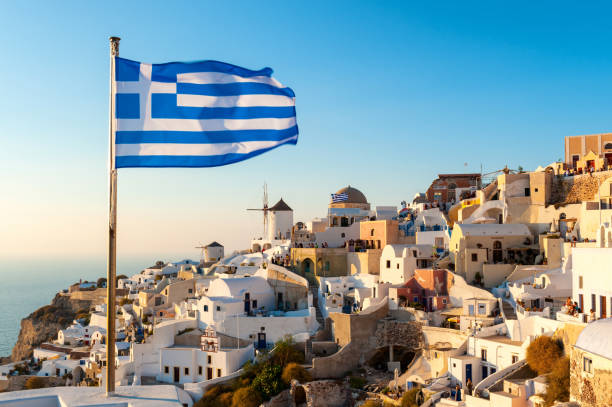 歐亞日落和希臘國旗,聖托裡尼,希臘 - 希臘國旗 個照片及圖片檔